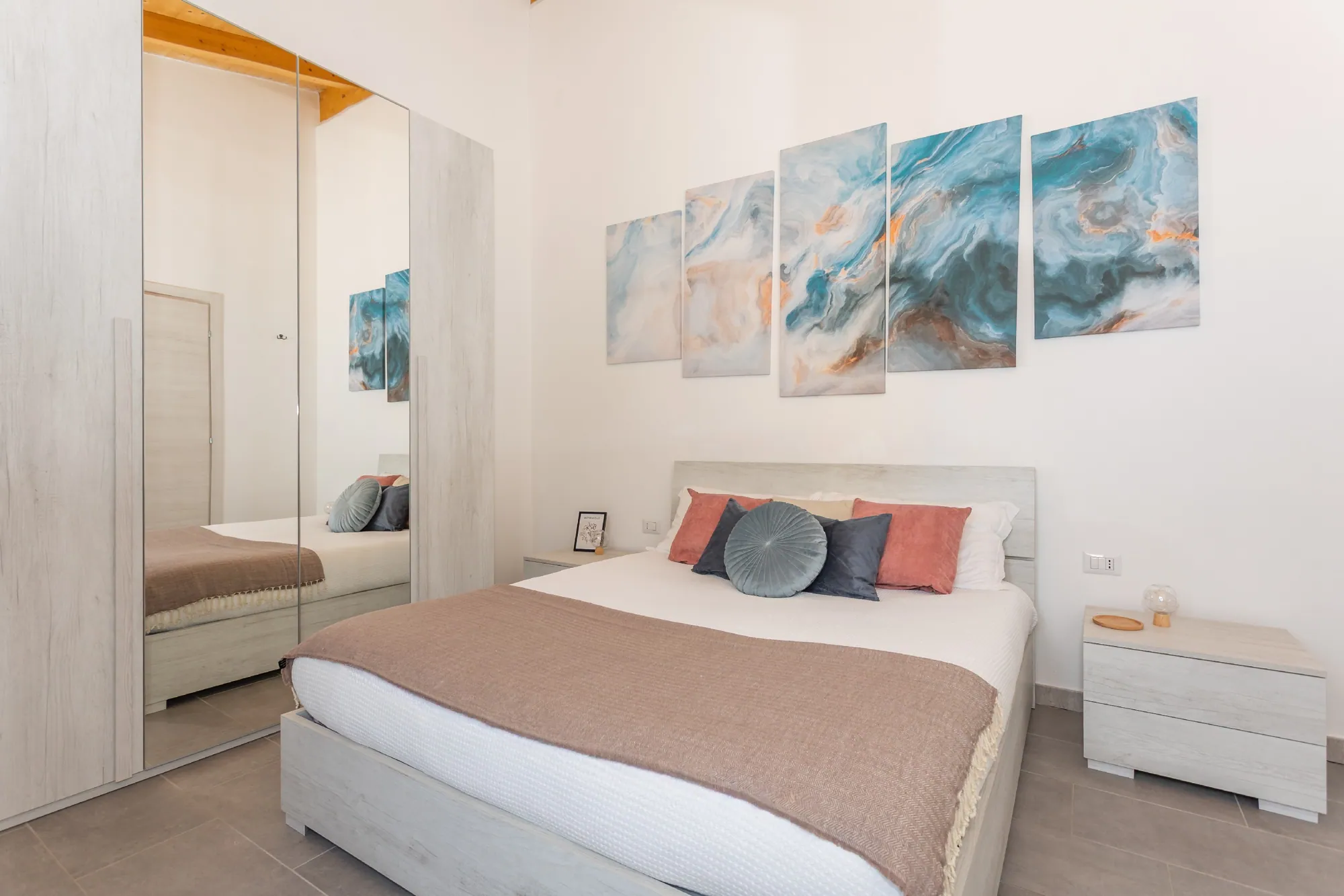 Camera 1 – Private Jacuzzi & Garden Home