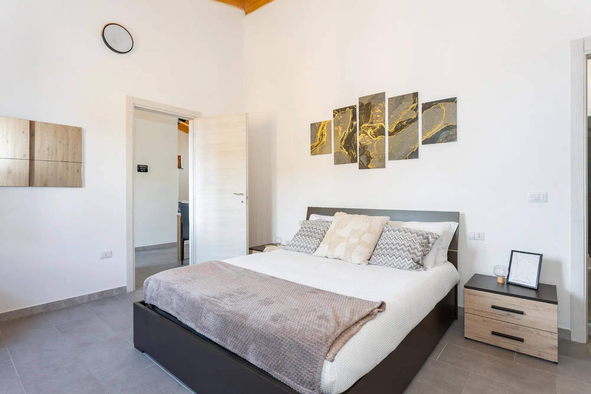 Camera 2 – Private Jacuzzi & Garden Home