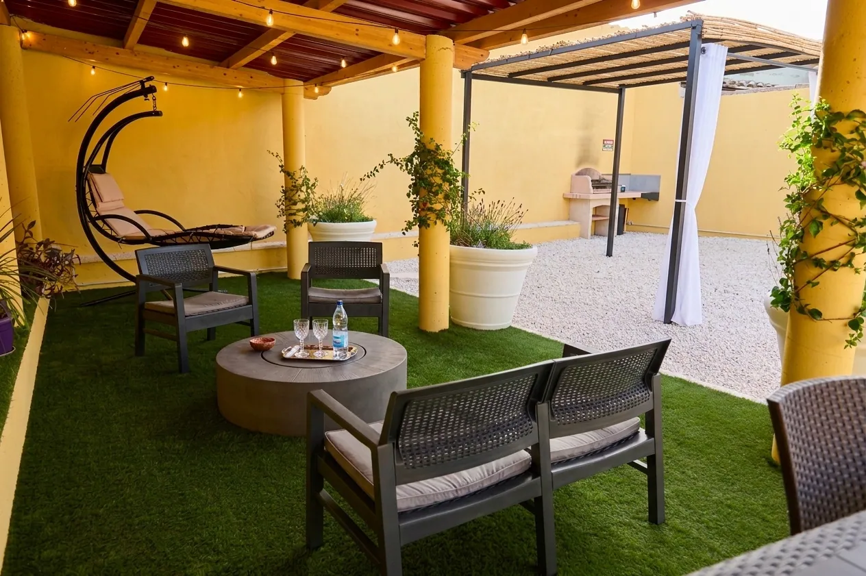 Giardino con dondolo e salotto esterno per due
